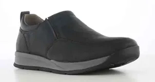 Zapatos casuales de hombre tipo slip-on, confeccionados en cuero negro con suela de goma gris y negra.