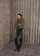 Chaqueta de piel sintética de pelo largo en color verde militar, con cuello solapa ancho, cierre frontal y diseño corto y abrigado.