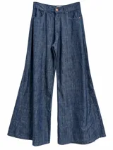 Pantalón estilo jean de corte wide leg y tiro alto, color azul con efecto desgastado.