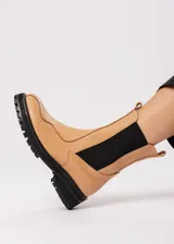 Bota de cuero color camel, estilo Chelsea, con elásticos laterales negros y suela track negra.