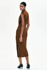 Vestido midi en punto elástico marrón, con cuello drapeado alto, hombreras y diseño sin mangas. Presenta frunces en los hombros y en la cadera con falda entallada.