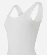 Musculosa básica de canalé azul marino, con escote redondo amplio y breteles anchos, de corte ajustado al cuerpo.