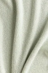 Pantalón de punto color verde menta, de corte holgado y pierna ancha, con cintura elástica y cordón ajustable.