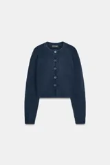 Chaqueta de punto de cuello redondo y manga larga, con cierre frontal de botones y acabados en rib.