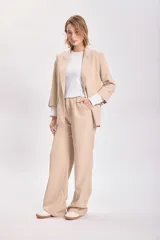 Pantalón de vestir de corte recto y tiro alto, con diseño de pinzas en la cintura y bolsillos laterales.
