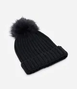 Gorro de punto acanalado en color blanco, con diseño de bajo plegado y pompón superior a tono.