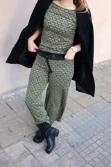 Pantalón palazzo de punto fino con estampado geométrico en tonos celeste y azul.