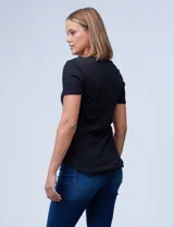 Remera blanca de algodón con cuello redondo.