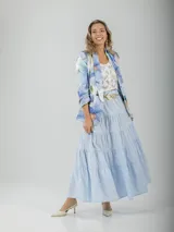 Falda larga de algodón color negro, con corte campesino y diseño escalonado.