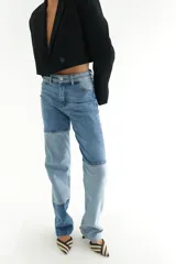 Pantalón de jean con diseño patchwork en diferentes tonos de azul.