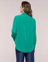 Camisa de satén blanca de la marca Floral & Ivy, con cuello con solapa, cierre frontal de botones, manga larga con puño ancho y bolsillo aplicado en el pecho.