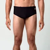 Sunga de natación Fila Basic de color negro, con diseño clásico de tiro bajo y logo de la marca estampado en el lateral.