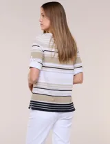 Remera de algodón a rayas horizontales en tonos beige, blanco y negro, con cuello redondo, mangas cortas con dobladillo y aberturas laterales en el ruedo.