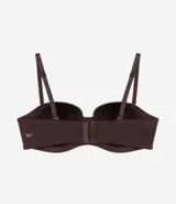 Soutien sin breteles color marrón, con copa hueca, tirantes desmontables y cierre en la espalda.
