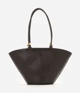 Cartera shopper de diseño estructurado en forma de trapecio invertido, color marrón oscuro, con asas de hombro y detalles metálicos dorados.