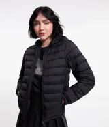 Campera ultra leve Blue Steel, confeccionada en poliamida, con diseño de gajos, capucha, cierre frontal por cremallera, bolsillos laterales con botones y elástico en los puños.