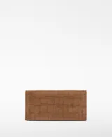 Billetera de cuero con textura de gamuza y grabado efecto cocodrilo, color marrón. Cuenta con cierre de solapa y broche.