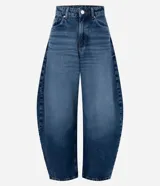 Pantalón barrel en jean de tiro alto con calce amplio y botamanga levemente afinada, de color azul, con recortes laterales, pespuntes contrastantes y bolsillos funcionales.