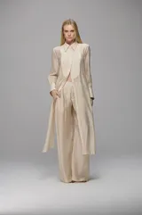 Pantalón de corte recto y fluido, confeccionado en un tejido ligero con sutiles transparencias. Presenta pliegues frontales que aportan movimiento y una caída elegante, con una silueta sofisticada y contemporánea.