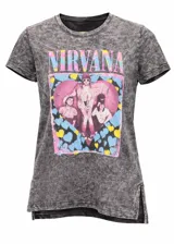 Remera de algodón con efecto acid wash, cuello redondo y mangas cortas. Presenta un estampado frontal de la banda Nirvana con un diseño de corazón y detalles en colores vibrantes. Cuenta con un corte recto y aberturas laterales en el ruedo.