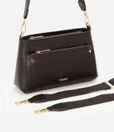 Cartera bandolera de estructura firme en color negro, confeccionada en poliuretano. Cuenta con cierre principal superior, bolsillo frontal con cierre, herrajes metálicos dorados y correa larga ajustable y desmontable.