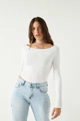 Top blanco de manga larga con cuello bote y corte crop.