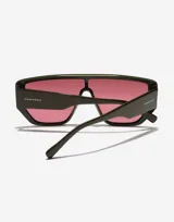 Lentes de sol unisex Hawkers modelo Metro, con montura cuadrada color verde oscuro y lentes espejados color fucsia.