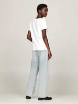 Remera blanca de algodón orgánico con cuello redondo y logo '1985' bordado en el pecho.