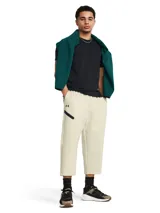 Pantalón deportivo tipo capri de Under Armour, confeccionado en tejido de doble punto elástico y transpirable. Presenta un diseño holgado con cintura elástica, bolsillos laterales abiertos y un bolsillo adicional con cierre en la pierna derecha. Incluye el logo de la marca en el muslo.