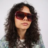 Lentes de sol con armazón geométrico de estilo oversize en color bordó traslúcido y cristales degradados. Diseño moderno y audaz con protección UV400.
