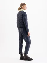 Pantalon de cuero ovino con silueta curva tipo barrel, de tiro alto y diseño estructurado con costuras reforzadas en las rodillas.