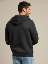 Canguro con capucha color ladrillo, con cierre frontal y bolsillos tipo canguro.