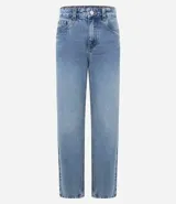 Pantalón de jean corte recto con cintura tradicional, trabillas, bolsillos funcionales y cierre frontal con cremallera y botón.