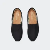 Alpargatas negras de lona con plantilla de gamuza y suela de goma.