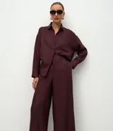 Pantalón de corte recto confeccionado en lino, con cintura elástica y trabillas para cinturón. Presenta un diseño fluido y elegante, ideal para un look sofisticado y cómodo.