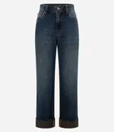 Pantalón de jean Marfinno de corte recto y cintura alta, confeccionado en algodón. Presenta un diseño con pretina con presillas, cierre tradicional con botón y cremallera, bolsillos funcionales y un distintivo ruedo con vuelta fija en tono contrastante.