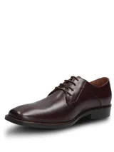 Zapato de vestir formal tipo derby, confeccionado en cuero vacuno color vino con acabado brillante. Presenta cierre mediante cordones al tono, costuras reforzadas y suela de goma resistente.