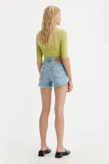 Short de jean celeste de tiro alto con efecto desgastado y ruedo desflecado.