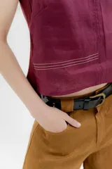 Musculosa blanca de lino con escote en V y corte crop.