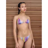 Conjunto de bikini con corpiño triangular de tirantes finos para anudar al cuello y a la espalda, y bombacha tipo tanga con tiras laterales finas. Presenta un estampado multicolor estilo tie-dye con predominio de violeta y amarillo.