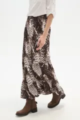 Falda larga de corte recto y caída fluida, con estampado animal print en tonos marrones y blancos.