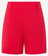 Bermuda femenina de sastrería color rojo, confeccionada en tejido de crepé. Presenta trabillas en la cintura, cierre delantero y bolsillos falsos.