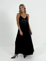 Vestido largo gris de breteles finos y escote en V, confeccionado en tela nacarada.