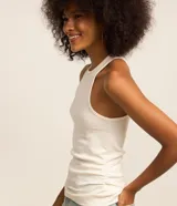 Musculosa de algodón con elastano, de tejido acanalado (rib) y diseño con escote halter. Presenta un ajuste al cuerpo y detalle de drapeado lateral.