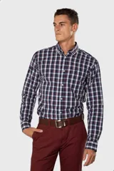 Camisa de manga larga con diseño de cuadros en tonos azul marino, blanco y bordó, con cuello abotonado y cierre frontal de botones.