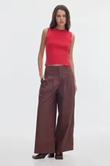 Pantalón wide leg marrón de algodón, con cintura ajustada, pinzas delanteras y bolsillos ojal en la espalda.