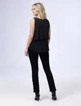 Blusa negra sin mangas de microtul con capas, marca Harper 241. Tiene hombros con broche de brillo y forro interno a tono.
