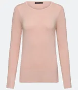 Suéter de punto color rosado, con cuello barco, mangas largas y puños con botones decorativos. El dobladillo también es acanalado.