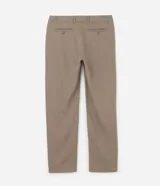 Pantalón recto de viscolino liso color beige, con cierre de botón y cremallera, y bolsillos tipo cuchillo.