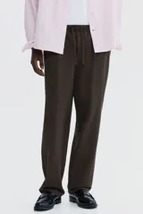 Pantalón marrón de corte regular fit en mezcla de algodón, con cintura elástica y cordón de ajuste, bolsillos al bies y piernas rectas.